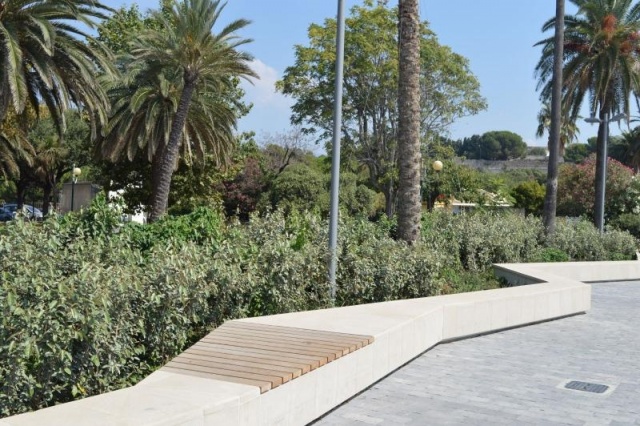 euroform w - Stadtmobiliar - minimalistische Bank aus Holz und Beton entlang Promenade in Savona Italien - Sitzinsel aus Holz und Beton für draußen - customized Stadtmöbel