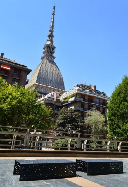 euroform w - Stadtmobiliar - minimalistische Bänke und Hocker aus Metall in Turin mit Blick auf Mole Antonelliana - Hocker in Metall für draußen - customized Stadtmöbel