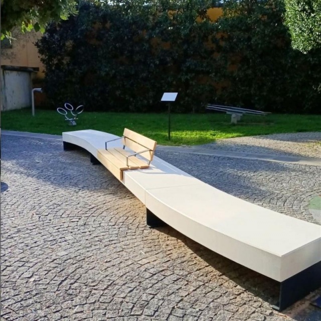 euroform w - arredo urbano - panchina minimalista in legno e e cls - isola di seduta in legno e cls su piazza in Italia - arredo urbano personalizzato