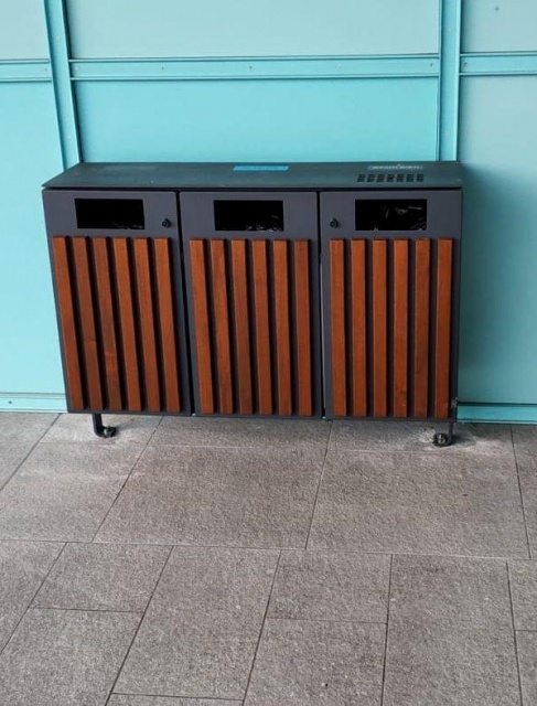 euroform w - Stadtmobiliar - Mülleimer aus Holz in Shoppingmall in Florenz - Abfalleimer zur Mülltrennung für öffentlichen Raum - customized Stadtmobiliar