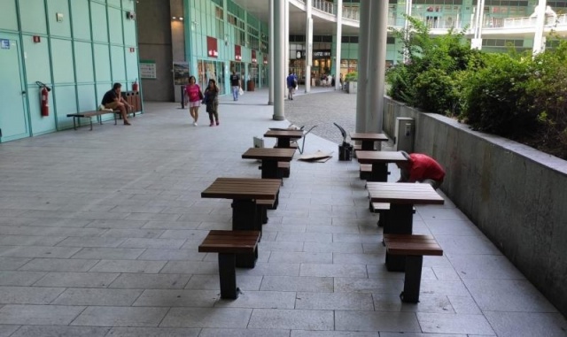 euroform w - Stadtmobiliar - Bank mit Tisch aus Holz für draußen - Picknick Set in Shoppingmall in Florenz 