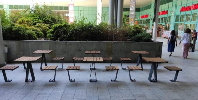 euroform w - Stadtmobiliar - Bank mit Tisch aus Holz für draußen - Picknick Set in Shoppingmall in Florenz 