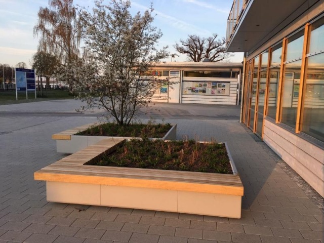 euroform w - Street furniture - Bench made of wood with integrated metal planter in Prien am Chiemsee - Seating island made of wood and metal with tree - big planter with seating platform for public space - customized street furniture