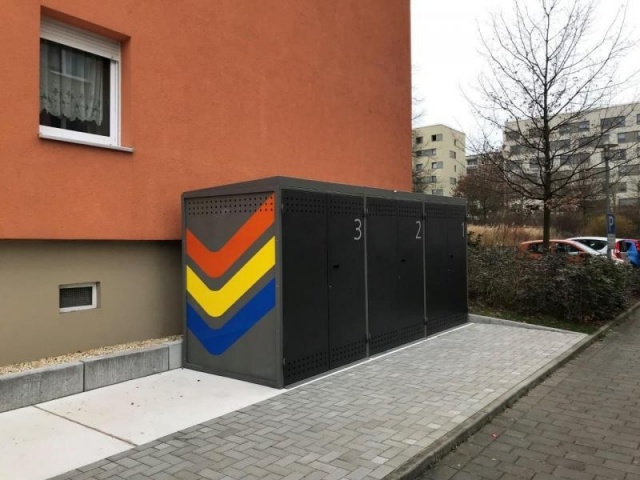 euroform w - Stadtmobiliar - Fahrradbox mit Schließsystem für sicheres Aufbewahren von Fahrrädern - Männder mit Fahrrädern bei Bixe Box - sichere Fahrradaufbewahrung - customized Bike Box