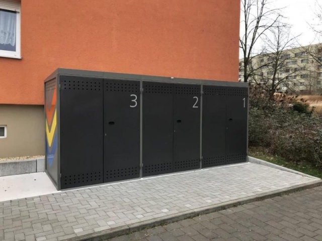 euroform w - Stadtmobiliar - Fahrradbox mit Schließsystem für sicheres Aufbewahren von Fahrrädern - Männder mit Fahrrädern bei Bixe Box - sichere Fahrradaufbewahrung - customized Bike Box