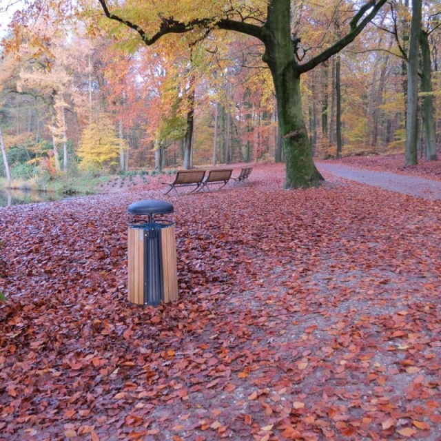 euroform w - urban furniture - wooden litter bin in public park in the Netherlands - litter bin for outdoors - Ambiente