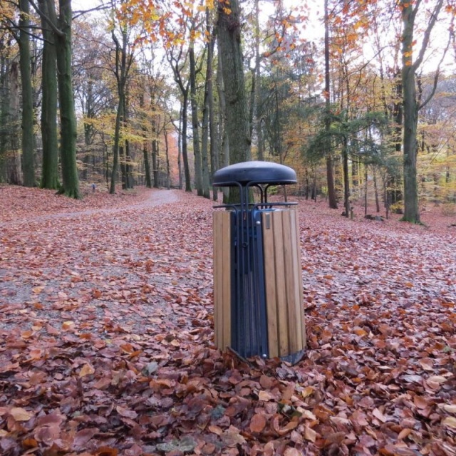 euroform w - urban furniture - wooden litter bin in public park in the Netherlands - litter bin for outdoors - Ambiente