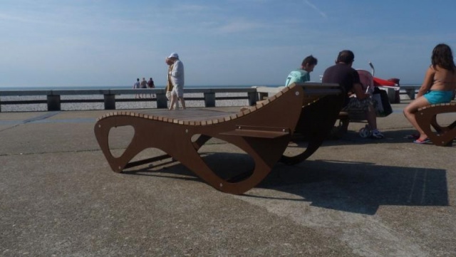 euroform w - Stadtmobiliar - Menschen sitzen auf Sonnenliege aus Holz und Metall entlang Strandpromenade in Fecamp Frankreich - chaise lounge für den öffentlichen Raum - Allbed