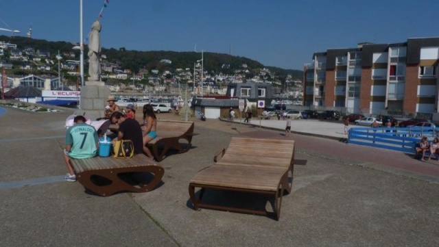 euroform w - Stadtmobiliar - Menschen sitzen auf Sonnenliege aus Holz und Metall entlang Strandpromenade in Fecamp Frankreich - chaise lounge für den öffentlichen Raum - Allbed