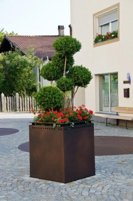 euroform w - urban furniture - big corten steel planters at public square in Italy - Lineaseduta 
