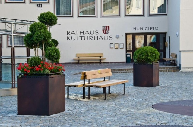 euroform w - urban furniture - wooden benches at public square - wooden seatings for outdoors - Lineaseduta - big corten steel planters at public square in Italy