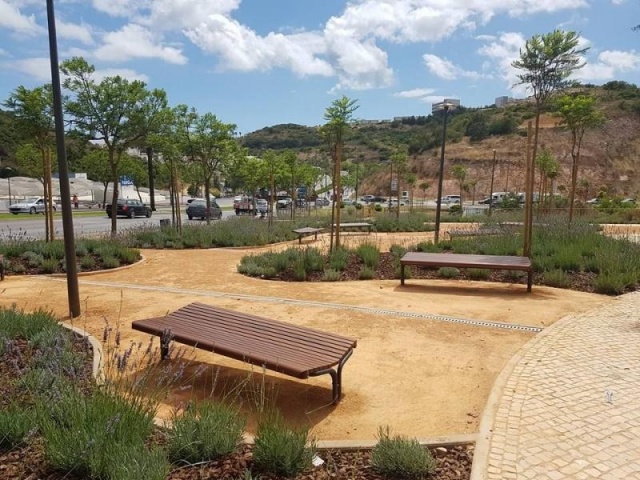 euroform w - urban furniture - wooden benches in public park in Portugal - wooden seatings for outdoors - Contour