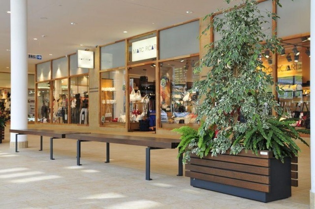 euroform w - street furniture - wooden benches in the Brenner Outler Center - seating for public areas - indoor and outdoor planters - litter bins in the shopping centre - Linea