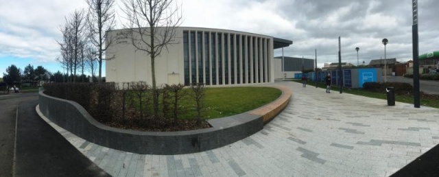 euroform w - Stadtmobiliar - minimalistische Sitzbbank aus Holz und Beton für öffentlichen Raum - Sitzinsel aus Holz und Beton in England - customized Stadtmöbel