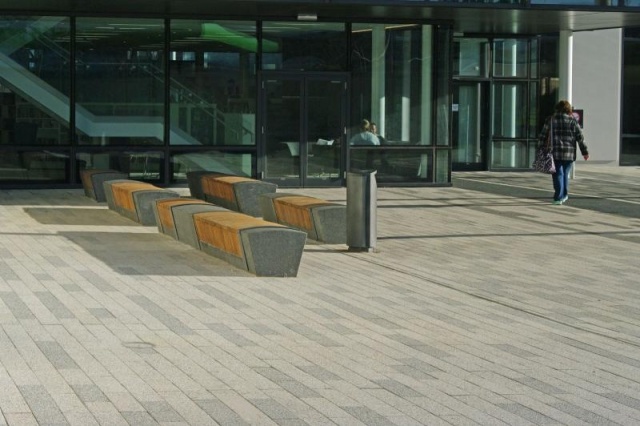 euroform w - Stadtmobiliar - minimalistische Sitzbbank aus Holz und Beton für öffentlichen Raum - Sitzinsel aus Holz und Beton in England - customized Stadtmöbel