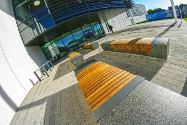 euroform w - Stadtmobiliar - minimalistische Sitzbbank aus Holz und Beton für öffentlichen Raum - Sitzinsel aus Holz und Beton in England - customized Stadtmöbel