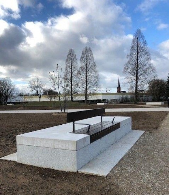 euroform w - arredo urbano - panchina in legno e cemento su piazza pubblica - seduta design minimalista per esterno - arredo urbano su misura