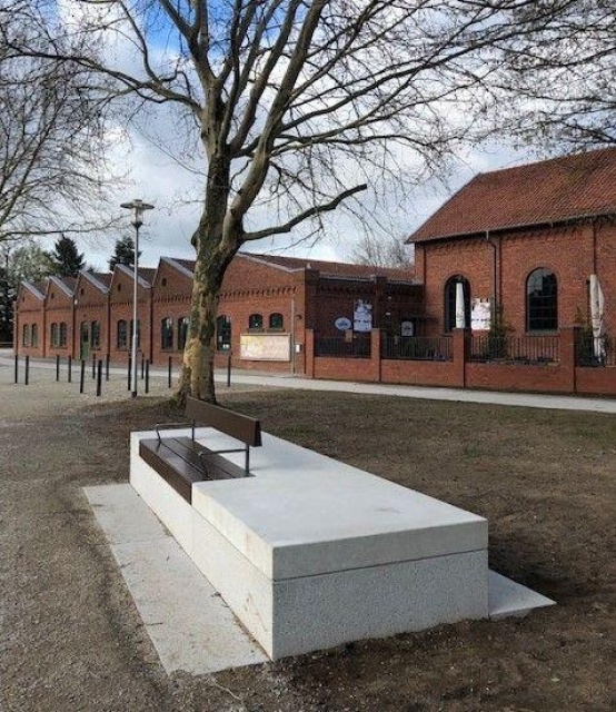 euroform w - arredo urbano - panchina in legno e cemento su piazza pubblica - seduta design minimalista per esterno - arredo urbano su misura