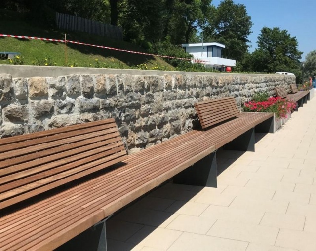euroform w - urban furniture - custommade wooden benches for public schwimmingpool - wooden seatings in public park - customized street furniture