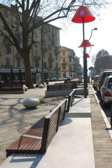 euroform w - Stadtmobiliar - personalisierte Bank mit hoher Rückenlehne in Stadtzentrum von Turin - Sitzinsel aus Holz auf Betonsockel - customized Stadtmöbel