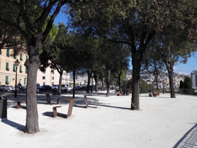 euroform w - urban furniture - bench with table metal - metal seating with table in public park - Info Point outdoor office