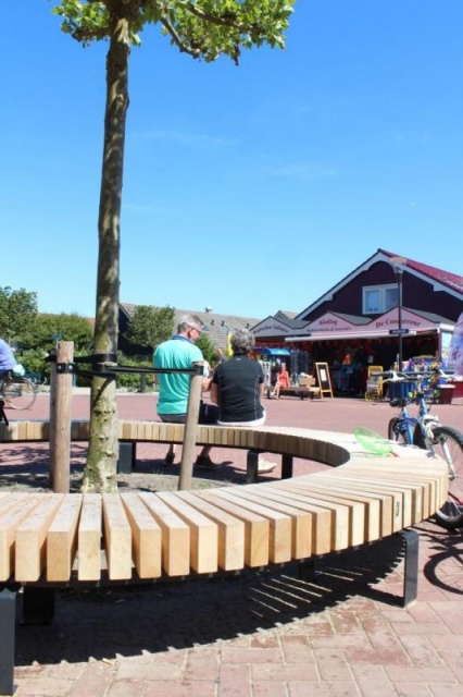 euroform w - arredo urbano - persone su panchina circolare in centro città in Ollanda - seduta in legno sostenibile - panchina circolare su misura