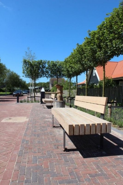 euroform w - arredo urbano - panchina in centro città in Ollanda - seduta in legno sostenibile - panchina su misura