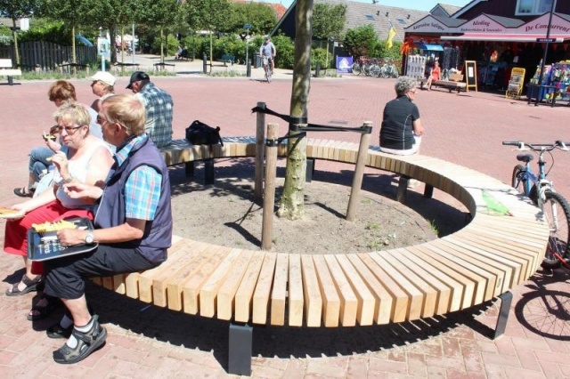 euroform w - arredo urbano - persone su panchina circolare in centro città in Ollanda - seduta in legno sostenibile - panchina circolare su misura