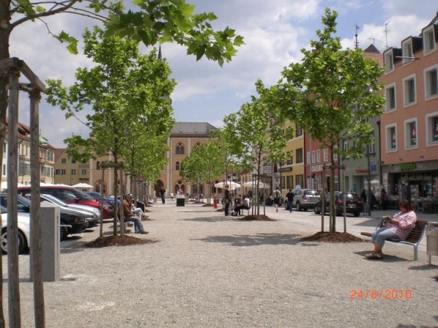 euroform w - urban furniture - wooden benches in city centre - wooden seatings at public square - Contour bench