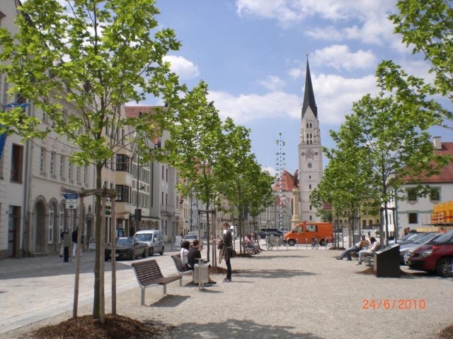 euroform w - urban furniture - wooden benches in city centre - wooden seatings at public square - Contour bench