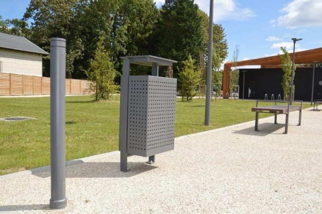 euroform w - urban furniture - metal litter bin at public place - parkbench
