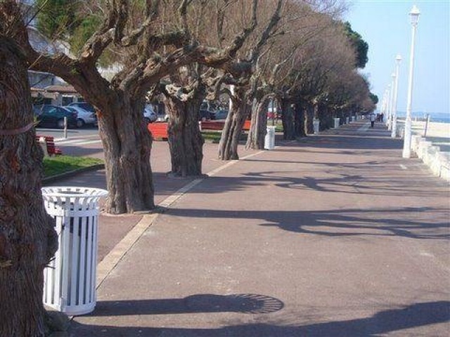 euroform w - urban furniture - litter bins at promenade Arcachon - ashtrays at seaside of France - Tulip