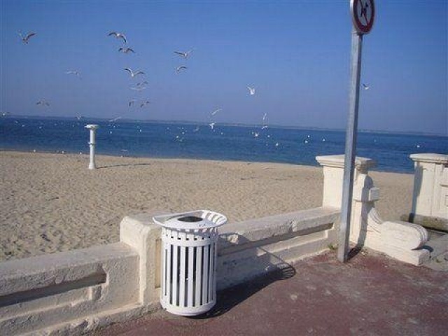 euroform w - urban furniture - litter bins at promenade Arcachon - ashtrays at seaside of France - Tulip