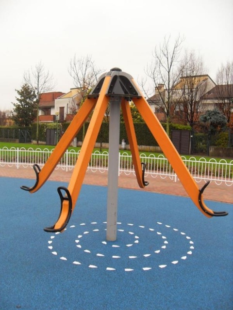  euroform w - Lappset - Attrezzature per parchi giochi - parco giochi pubblico nel parco della città di Brescia - Torretta con scivolo, arrampicata e ponte di equilibrio - attrezzature per parchi giochi in parco pubblico - giostra