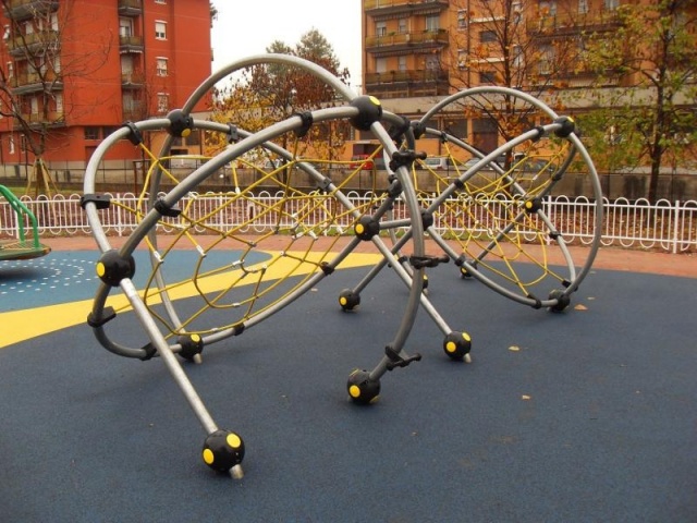  euroform w - Lappset - Attrezzature per parchi giochi - parco giochi pubblico nel parco della città di Brescia - Torretta con scivolo, arrampicata in metallo e ponte di equilibrio - attrezzature per parchi giochi in parco pubblico 