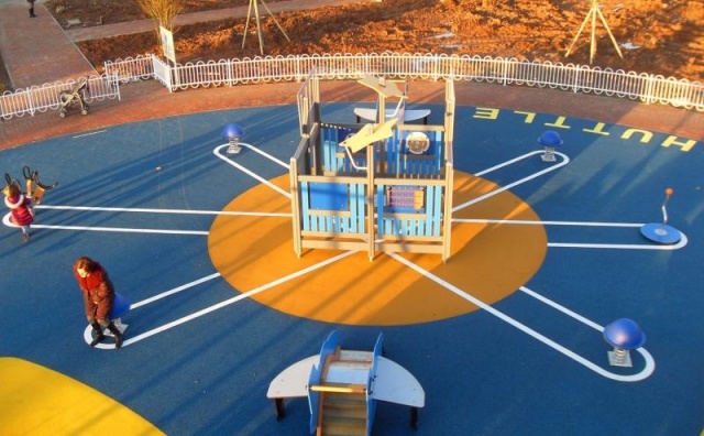  euroform w - Lappset - Attrezzature per parchi giochi - parco giochi pubblico nel parco della città di Brescia - Torretta con scivolo, arrampicata e ponte di equilibrio - attrezzature per parchi giochi in parco pubblicoo