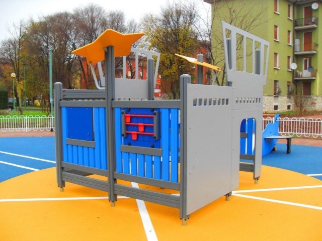  euroform w - Lappset - Attrezzature per parchi giochi - parco giochi pubblico nel parco della città di Brescia - Torretta con scivolo, arrampicata in metallo e ponte di equilibrio - attrezzature per parchi giochi in parco pubblico 