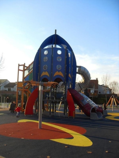  euroform w - Lappset - Attrezzature per parchi giochi - parco giochi pubblico nel parco della città di Brescia - Torretta con scivolo, arrampicata e ponte di equilibrio - attrezzature per parchi giochi in parco pubblico - struttura di gioco a forma di ra