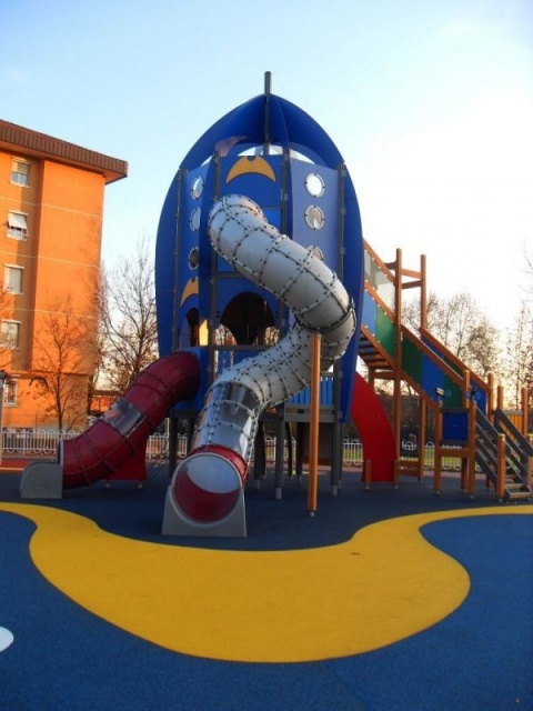 euroform w - Lappset - Attrezzature per parchi giochi - parco giochi pubblico nel parco della città di Brescia - Torretta con scivolo, arrampicata e ponte di equilibrio - attrezzature per parchi giochi in parco pubblico - struttura di gioco a forma di ra