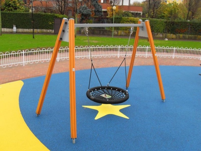  euroform w - Lappset - Attrezzature per parchi giochi - parco giochi pubblico nel parco della città di Brescia - Torretta con scivolo, arrampicata e ponte di equilibrio - attrezzature per parchi giochi in parco pubblico - altalena