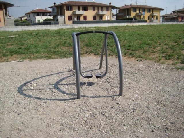 euroform w - Norwell - attrezzature fitness per esterno  - attrezzature sport per spazi pubblici - palestra outdoor Ghedi - outdoor gym in parco pubblico - gente si allena in parco fitness all