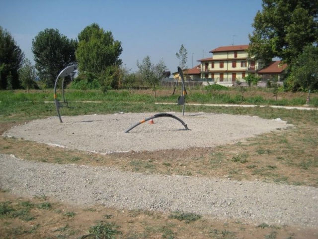 euroform w - Norwell - attrezzature fitness per esterno  - attrezzature sport per spazi pubblici - palestra outdoor Ghedi - outdoor gym in parco pubblico - gente si allena in parco fitness all