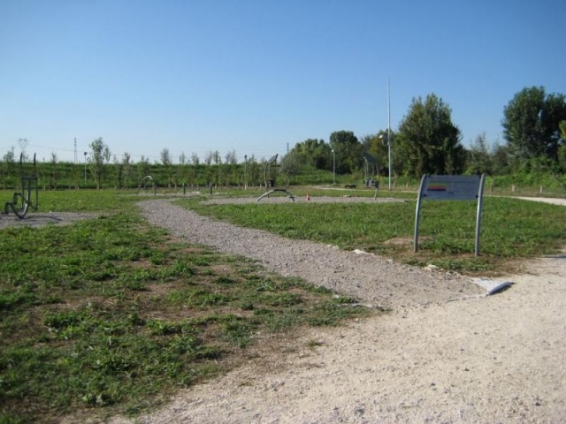 euroform w - Norwell - attrezzature fitness per esterno  - attrezzature sport per spazi pubblici - palestra outdoor Ghedi - outdoor gym in parco pubblico - gente si allena in parco fitness all