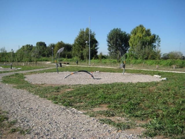 euroform w - Norwell - attrezzature fitness per esterno  - attrezzature sport per spazi pubblici - palestra outdoor Ghedi - outdoor gym in parco pubblico - gente si allena in parco fitness all