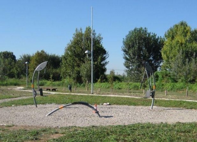 euroform w - Norwell - attrezzature fitness per esterno  - attrezzature sport per spazi pubblici - palestra outdoor Ghedi - outdoor gym in parco pubblico - gente si allena in parco fitness all