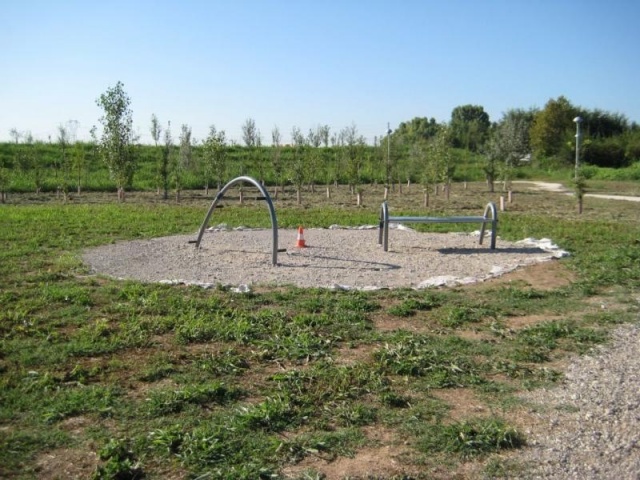 euroform w - Norwell - attrezzature fitness per esterno  - attrezzature sport per spazi pubblici - palestra outdoor Ghedi - outdoor gym in parco pubblico - gente si allena in parco fitness all