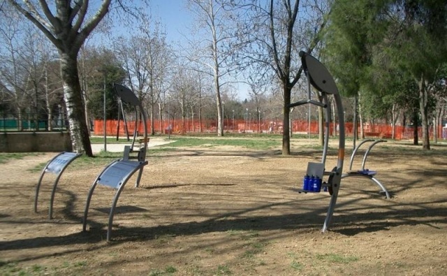euroform w - Norwell - attrezzature fitness per esterno  - attrezzature sport per spazi pubblici - palestra outdoor Cervia - outdoor gym in parco pubblico - gente si allena in parco fitness all