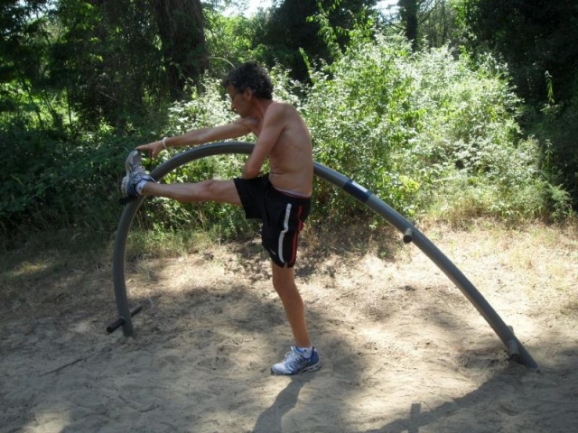 euroform w - Norwell - attrezzature fitness per esterno  - attrezzature sport per spazi pubblici - palestra outdoor Cervia - outdoor gym in parco pubblico - gente si allena in parco fitness all