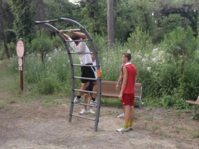 euroform w - Norwell - attrezzature fitness per esterno  - attrezzature sport per spazi pubblici - palestra outdoor Cervia - outdoor gym in parco pubblico - gente si allena in parco fitness all