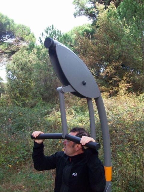 euroform w - Norwell - attrezzature fitness per esterno  - attrezzature sport per spazi pubblici - palestra outdoor Cervia - outdoor gym in parco pubblico - gente si allena in parco fitness all